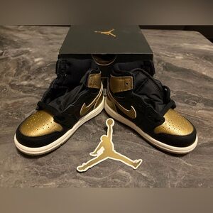 Jordan 1 Retro High OG in Black and Metallic Gold